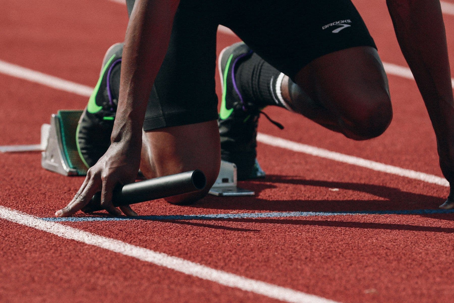 Atleta preparando la salida en una pista de atletismo